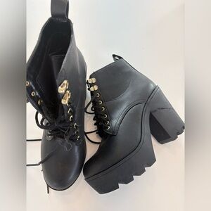 SODA Chunky Black Lace-Up Heeled Boots Size 8 NWOT